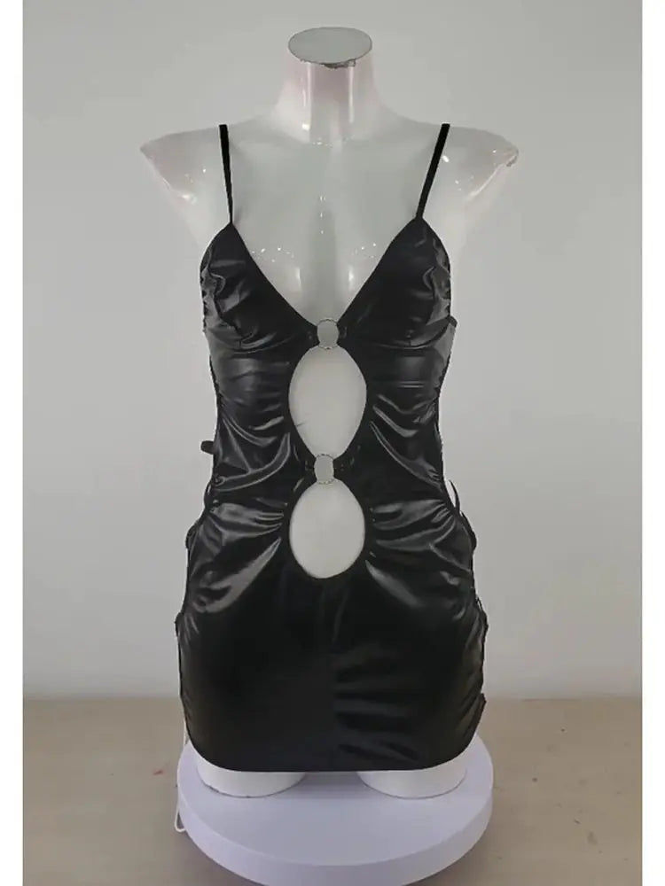 Mini Robe Faux Cuir Col V Profond – Détail Anneau Métal & Dos Nu