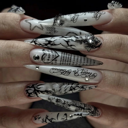 Faux ongles à presser style gothique sombre, avec motifs artistiques, polices anglaises, cœurs et chiffres, longs et pointus, pour manucure