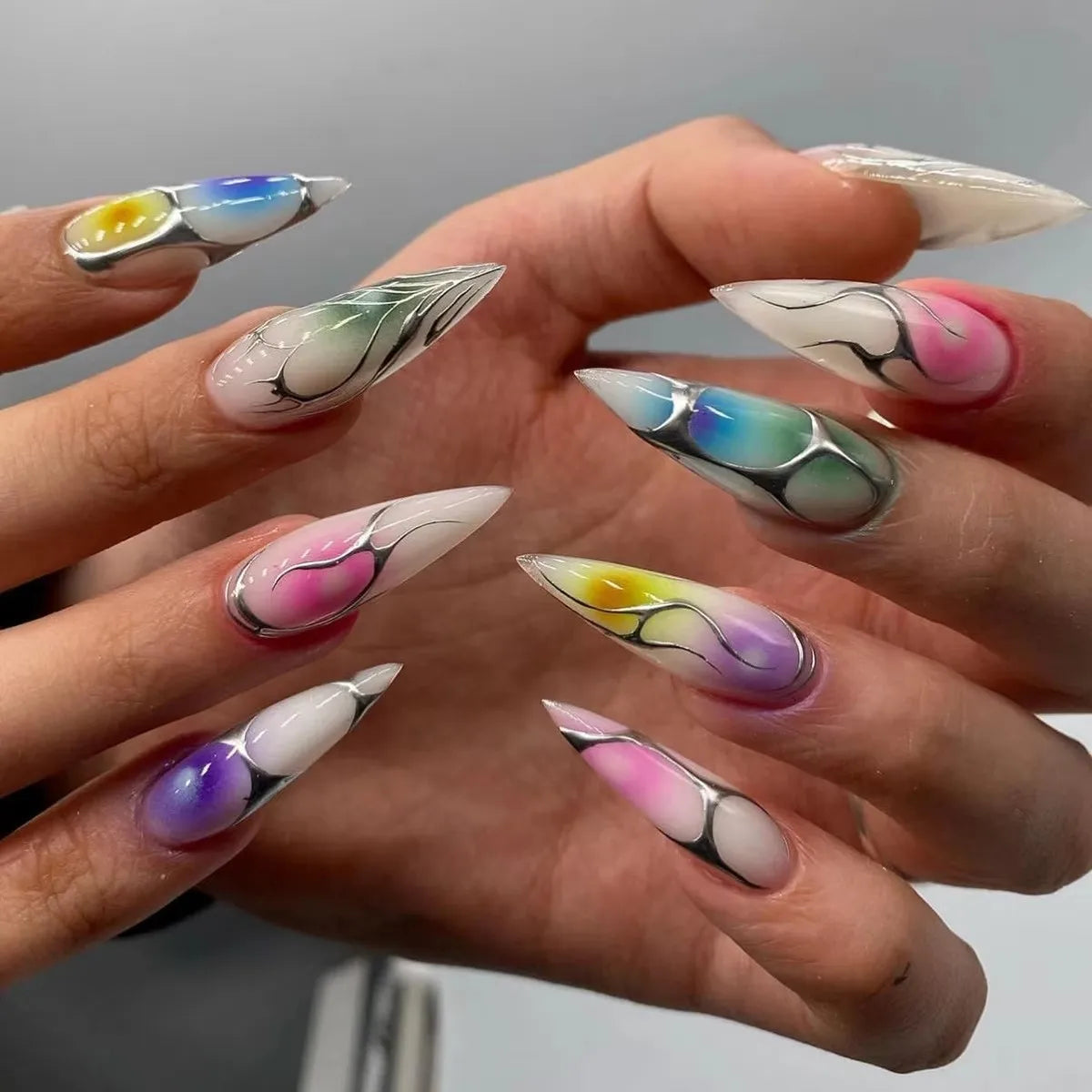 Faux ongles à presser style gothique sombre, avec motifs artistiques, polices anglaises, cœurs et chiffres, longs et pointus, pour manucure