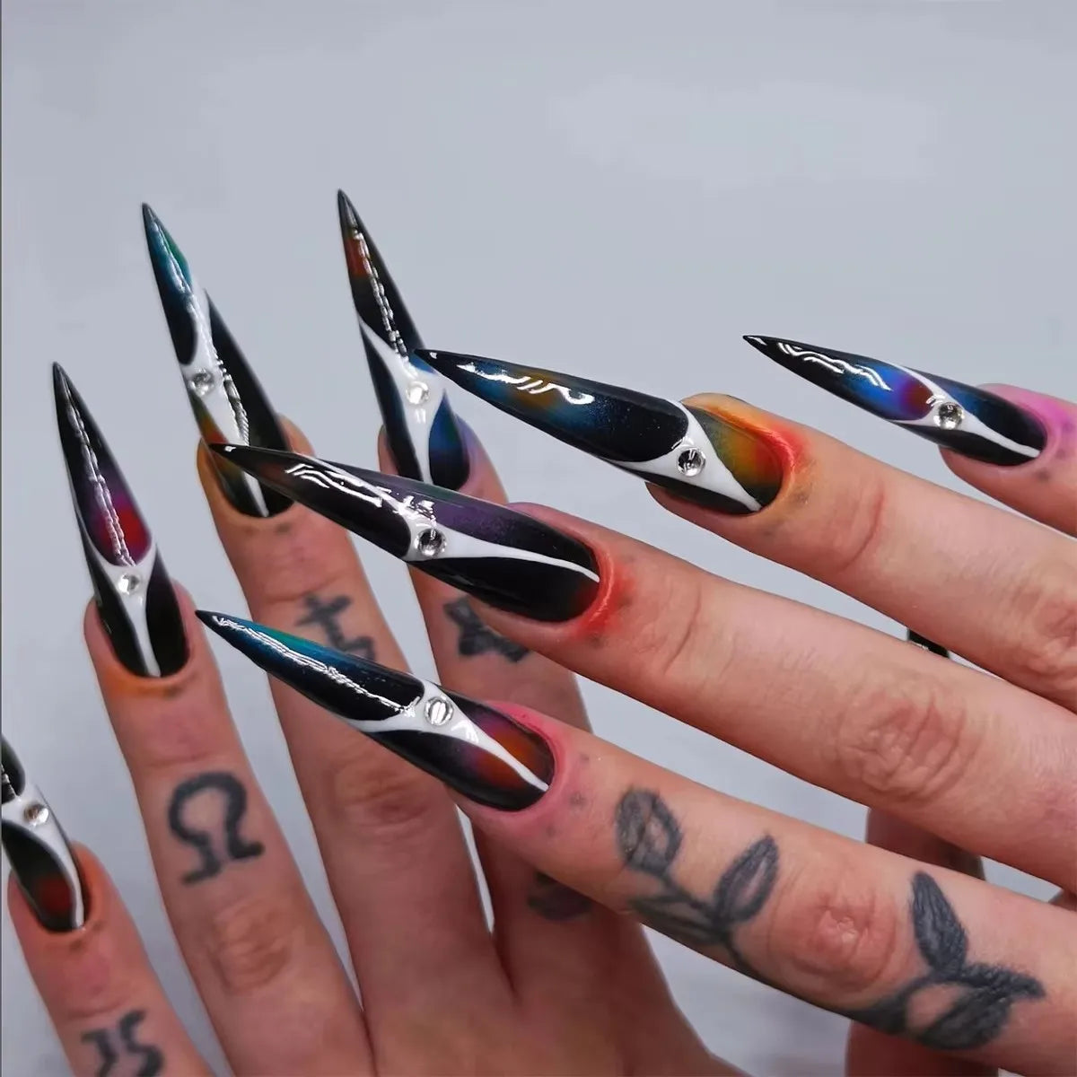 Faux ongles à presser style gothique sombre, avec motifs artistiques, polices anglaises, cœurs et chiffres, longs et pointus, pour manucure