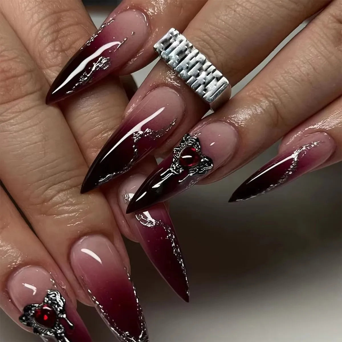Faux ongles à presser style gothique sombre, avec motifs artistiques, polices anglaises, cœurs et chiffres, longs et pointus, pour manucure