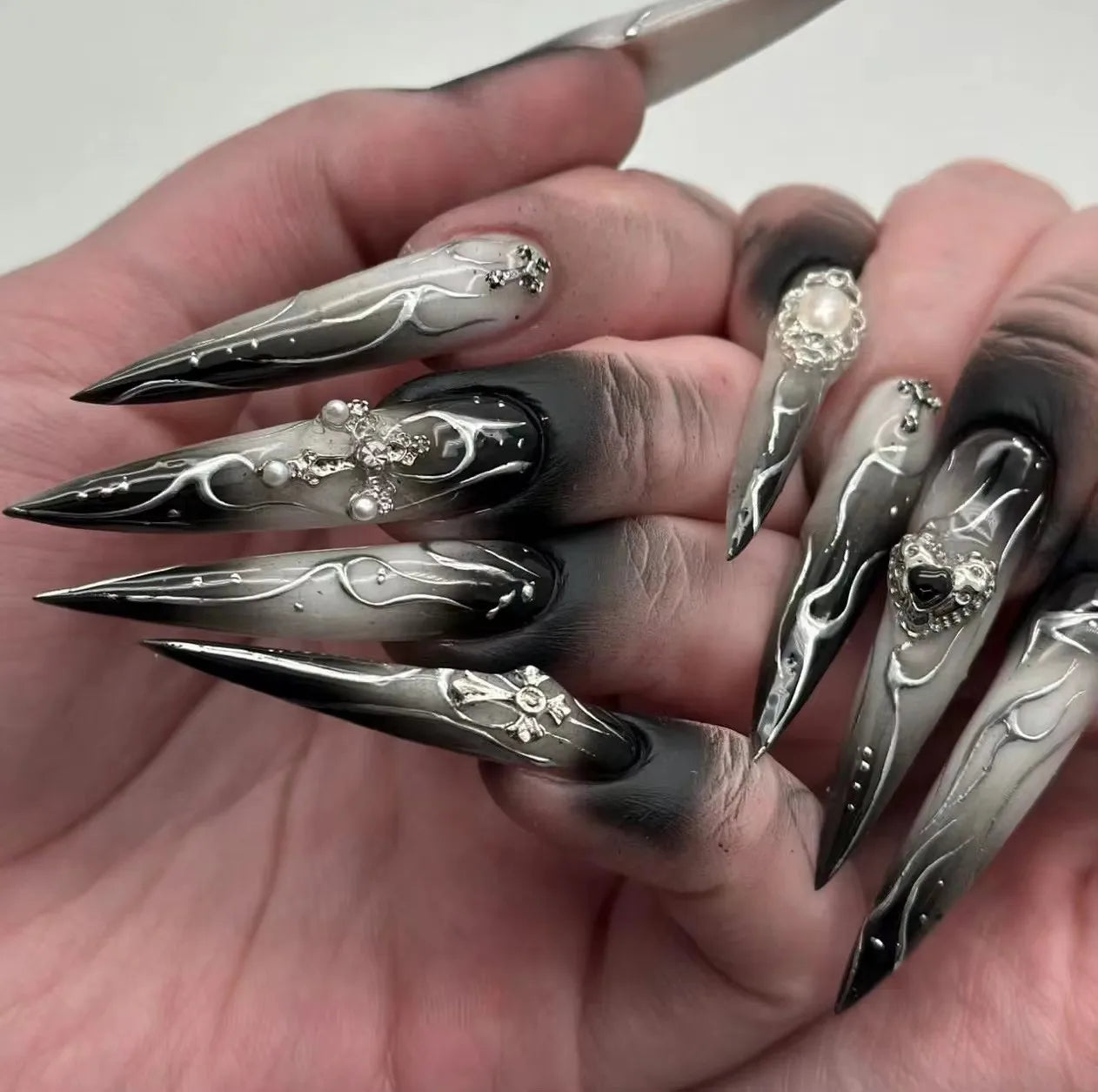 Faux ongles à presser style gothique sombre, avec motifs artistiques, polices anglaises, cœurs et chiffres, longs et pointus, pour manucure